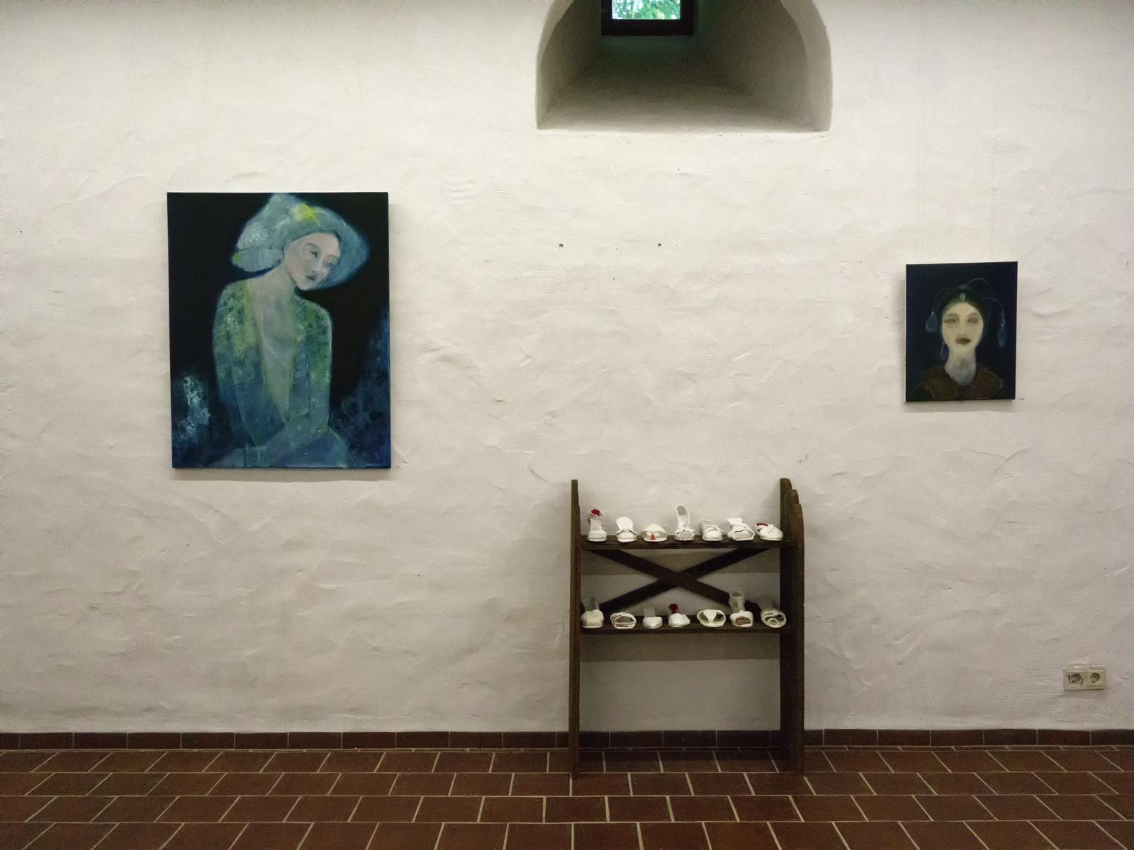Blick in die Ausstellung<br>Gemälde 'Blaustill' von Manon Heupel<br>Objekte 'Schuhregal von Cinderellas Schwestern' von Bettina Graber-Reckziegel