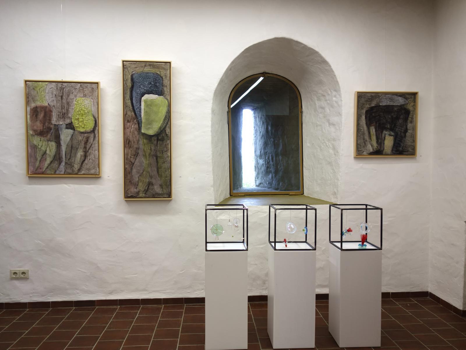 Blick in die Ausstellung<br>Objekte und Gemälde von Silvia Lobenhofer-Albrecht