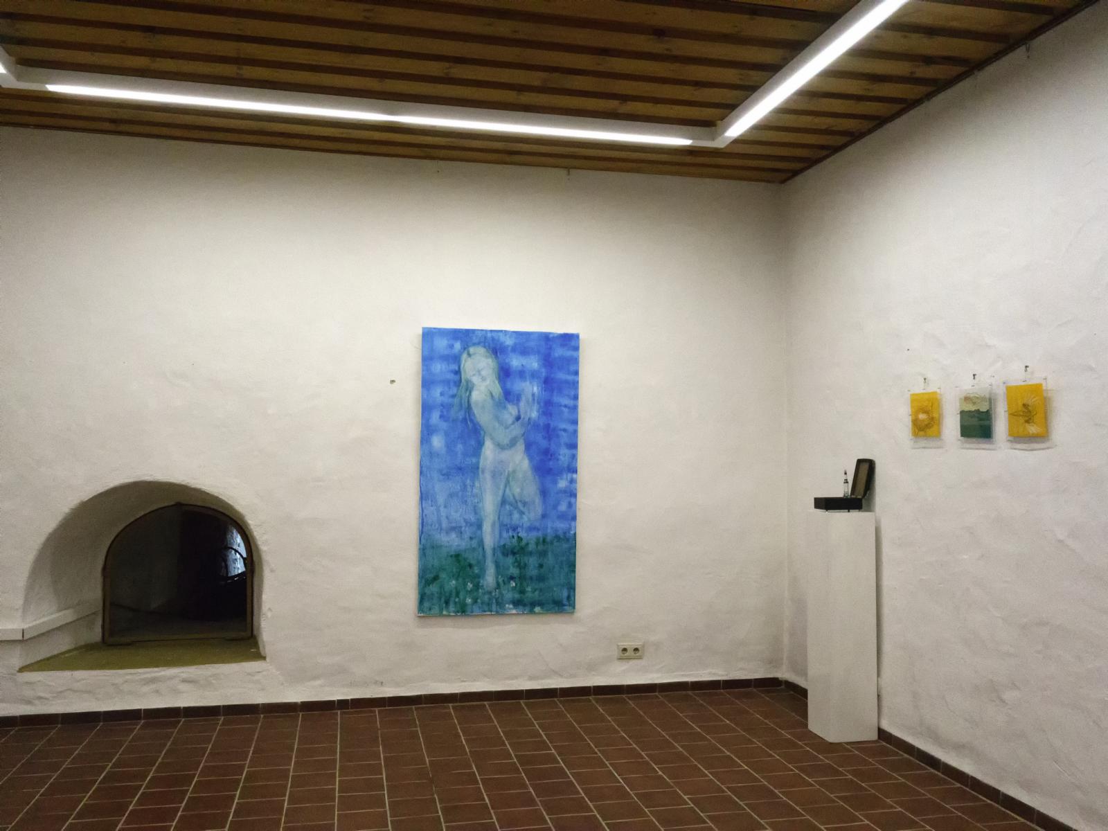 Blick in die Ausstellung<br>Gemälde 'Marienspiel II' und Objekte von Bettina Graber-Reckziegel